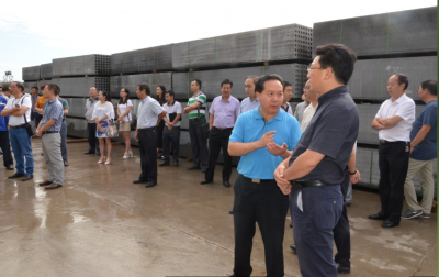 副市長(zhǎng)蔣學(xué)東率參會(huì)供需代表首站到勁騰公司現(xiàn)場(chǎng)參觀