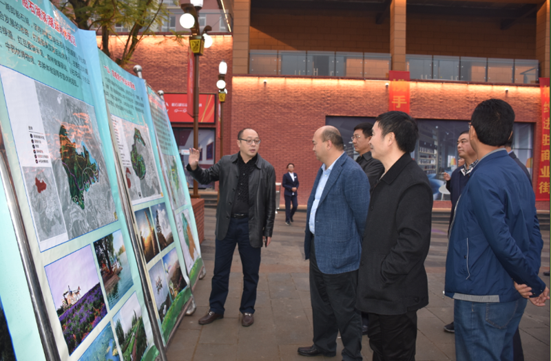 仁壽縣委書(shū)記秦彪一行到川威參觀考察(圖1)