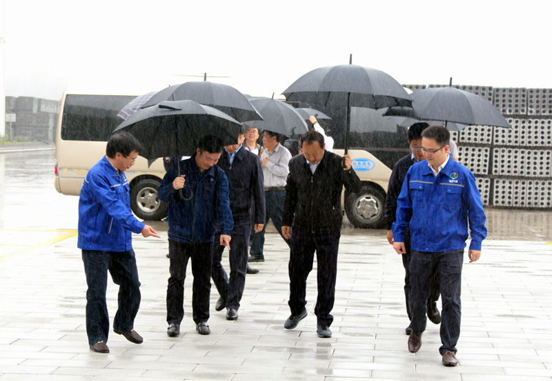 內(nèi)江市委書記馬波調(diào)研川威指出：堅(jiān)決支持川威(圖1)