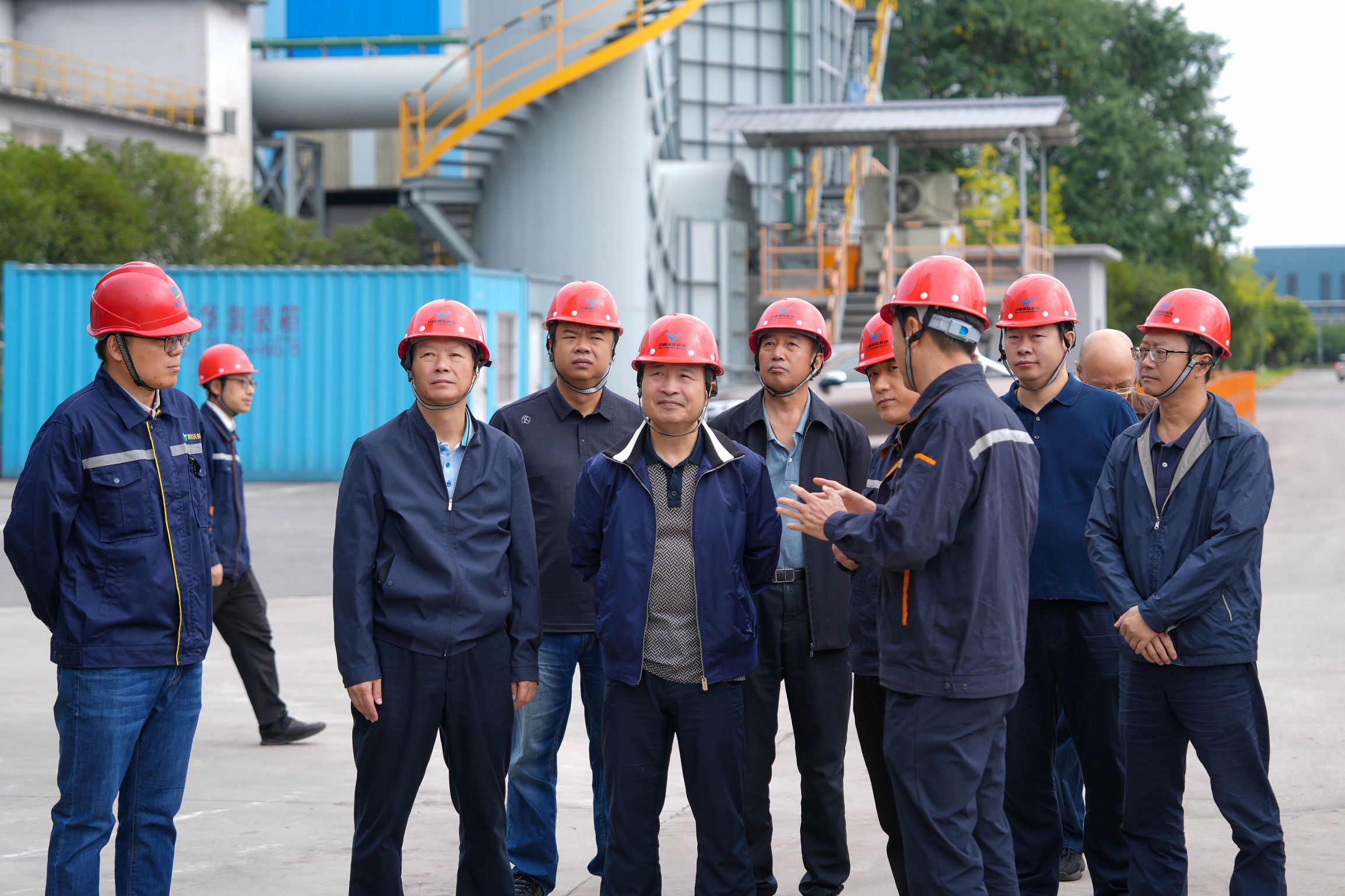 國慶佳節(jié)！王勁董事長一行深入一線調(diào)研慰問(圖4)