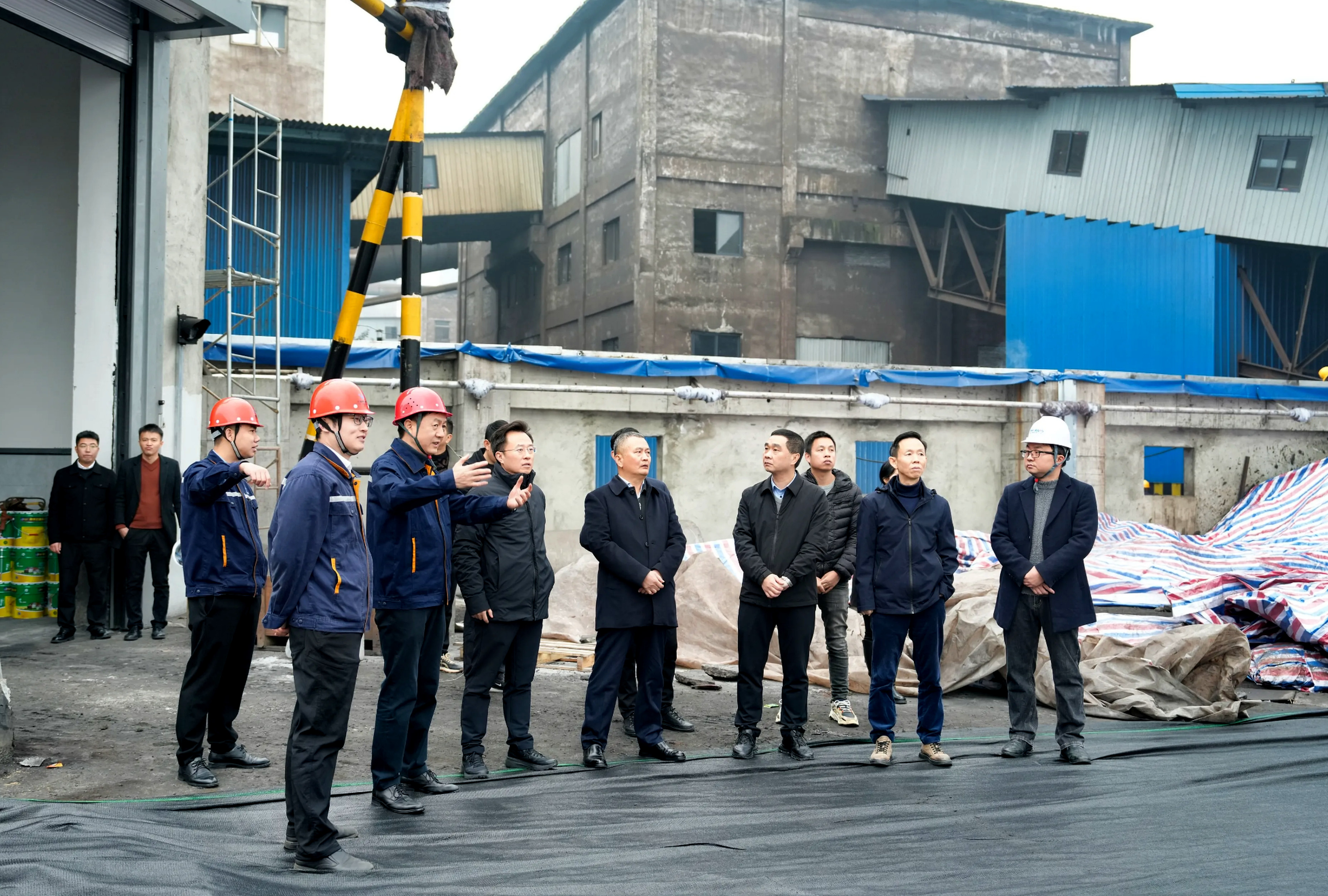 市人大常委會副主任曾云忠一行到川威督導(dǎo)超低排放改造項目建設(shè)“進度條”