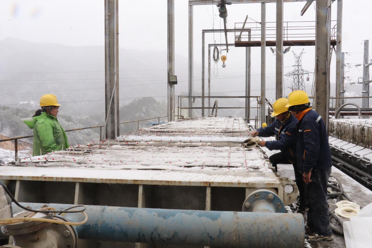 戰(zhàn)風(fēng)雪，斗嚴(yán)寒！ ——聯(lián)鑫礦業(yè)公司會理區(qū)域全力護(hù)航節(jié)前安全生產(chǎn)(圖2)