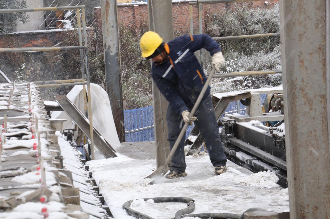 戰(zhàn)風(fēng)雪，斗嚴(yán)寒！ ——聯(lián)鑫礦業(yè)公司會理區(qū)域全力護(hù)航節(jié)前安全生產(chǎn)(圖3)